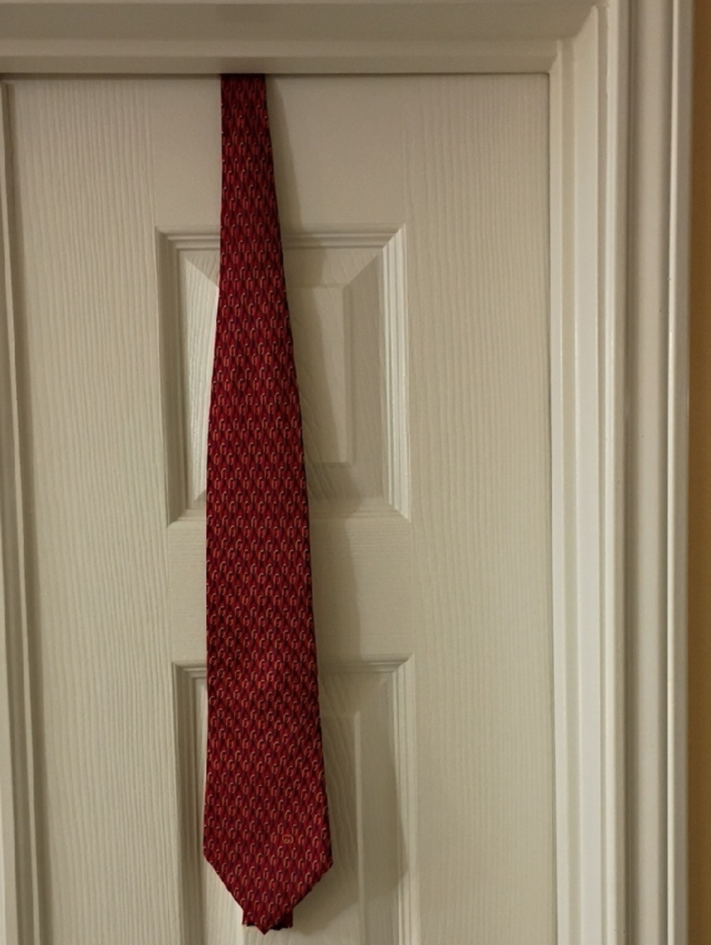 Gucci Red Tie with Blue Oval Motif - Picture 11 of 12